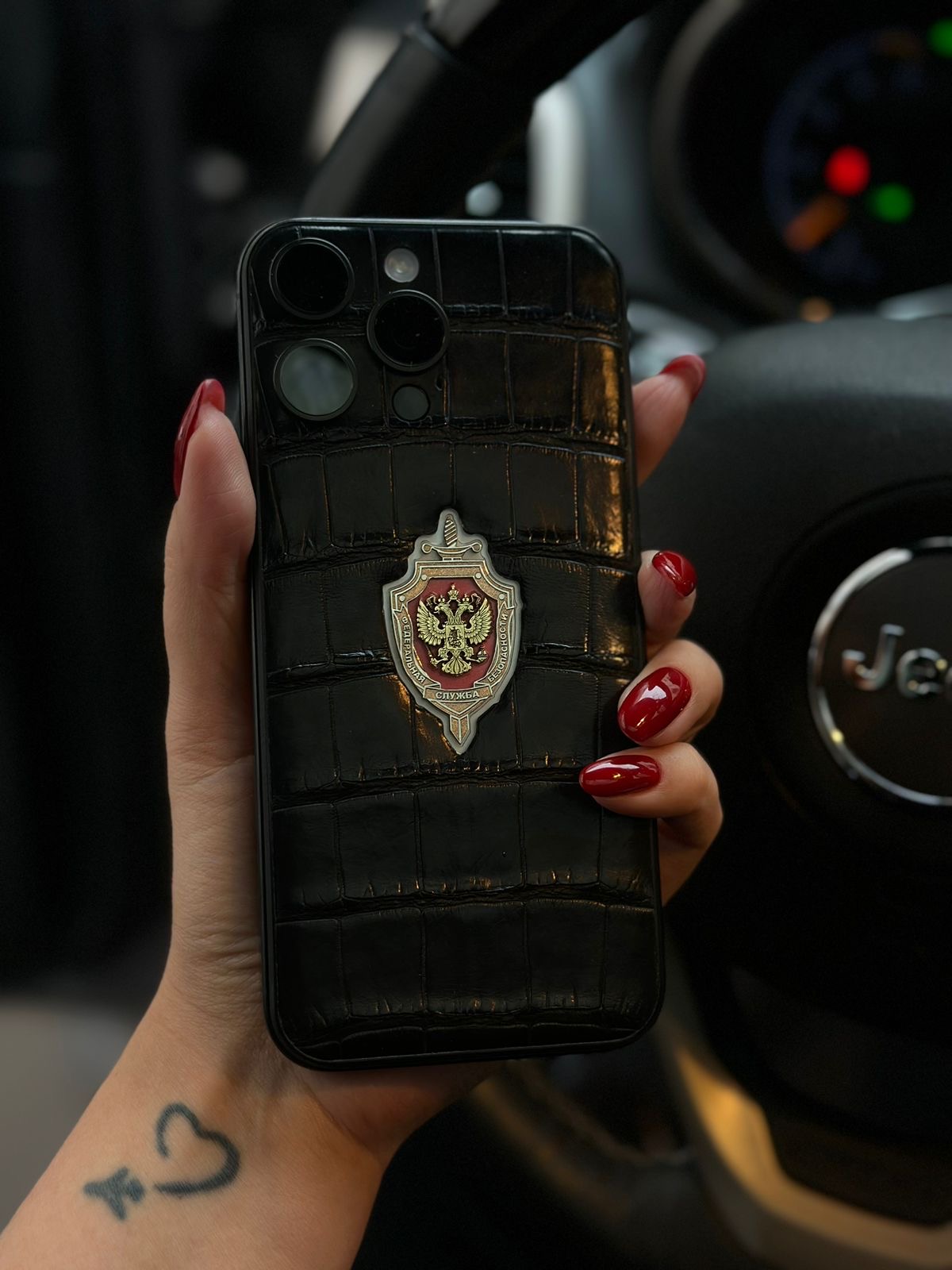 Смартфон Apple iPhone 16 Pro Max 256Gb Black Titanium (1 sim + eSIM) - кожа с светящимся гербом спецслужб