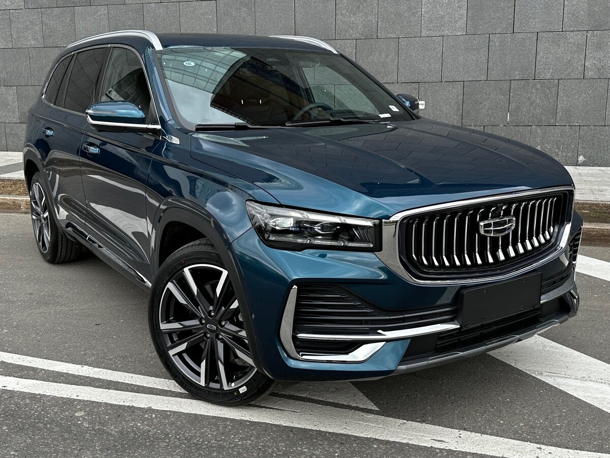 Geely Monjaro изумруд 2024 темный салон