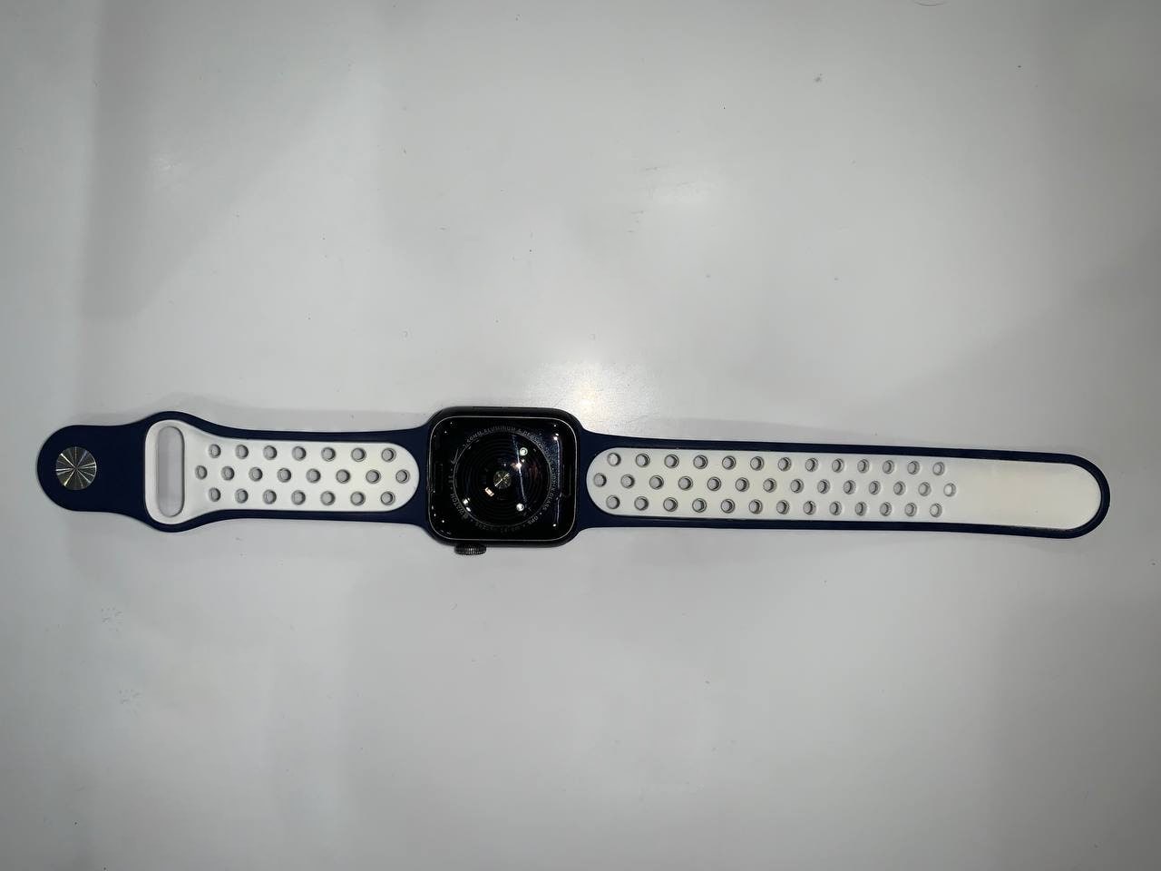 Apple Watch SE, 40 мм, (2021) (MKQ13) корпус из алюминия цвета «серый космос», спортивный браслет (Без коробки) - Б/У Apple Watch SE, 40 мм, (2021) (MKQ13) корпус из алюминия цвета «серый космос», спортивный браслет (Без коробки) - Б/У