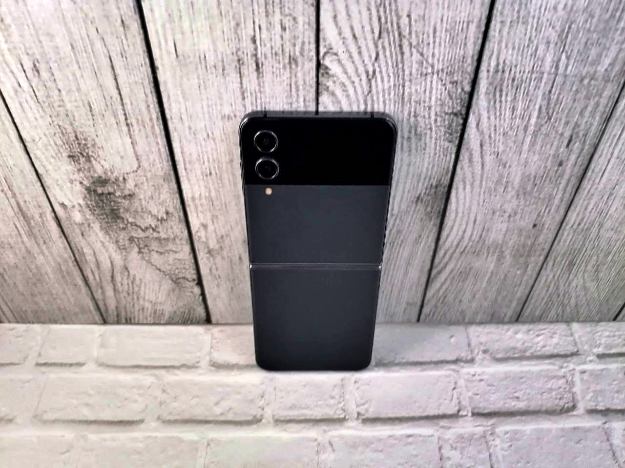 Samsung Z Flip4 5G 8/512 Graphite - БУ засвет на изгибе Samsung Z Flip4 5G 8/512 Graphite - БУ засвет на изгибе