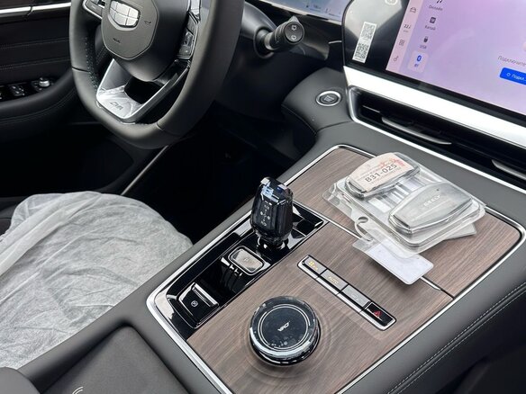 Geely Monjaro серый 2025 черный салон