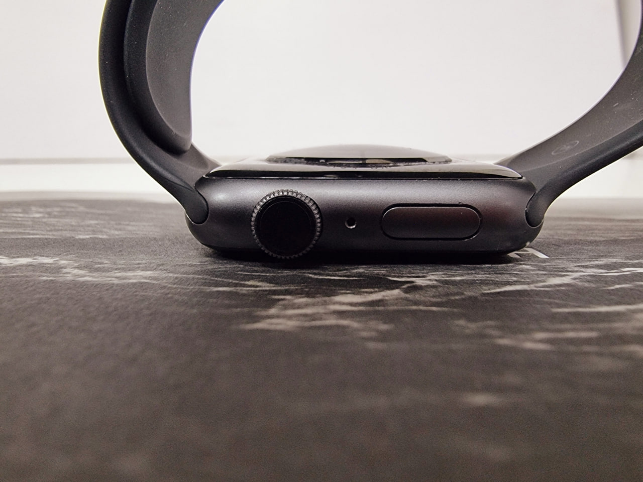 Apple Watch SE 44 мм (2021) (MKQ63) черного цвета (Без коробки) - Б/У Apple Watch SE 44 мм (2021) (MKQ63) черного цвета (Без коробки) - Б/У