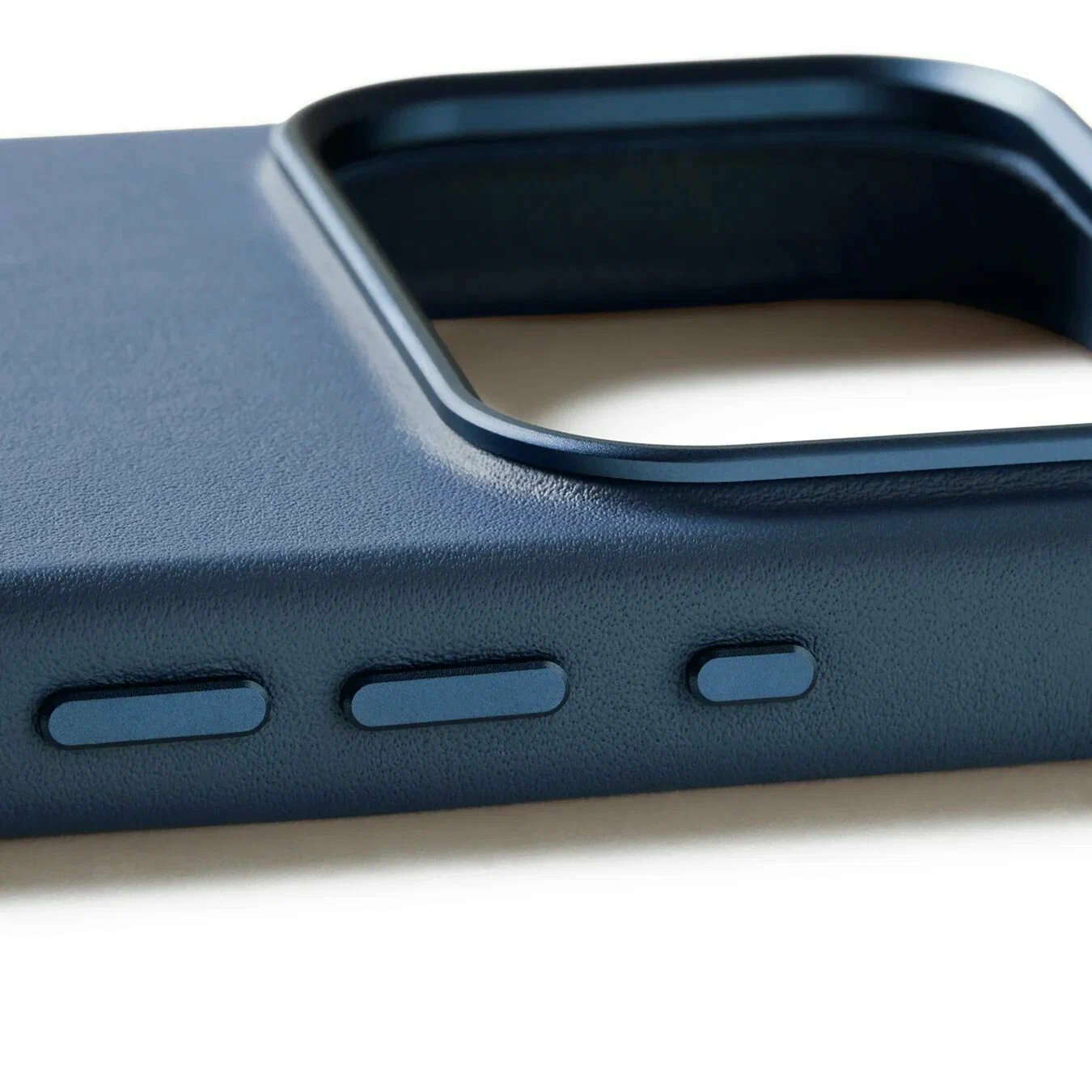 Чехол Mujjo Leather для iPhone 17 Pro Max глубокий синий Чехол Mujjo Leather для iPhone 17 Pro Max глубокий синий
