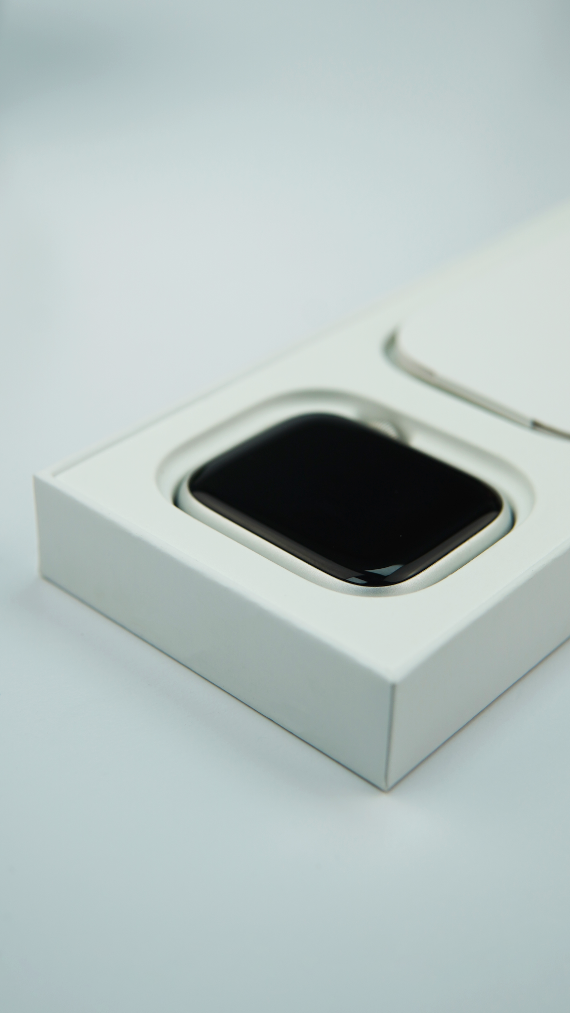 Apple Watch Series 8, 41 мм, корпус из алюминия серебристого цвета, спортивный ремешок белого цвета M/L (MP6M3) - Б/У