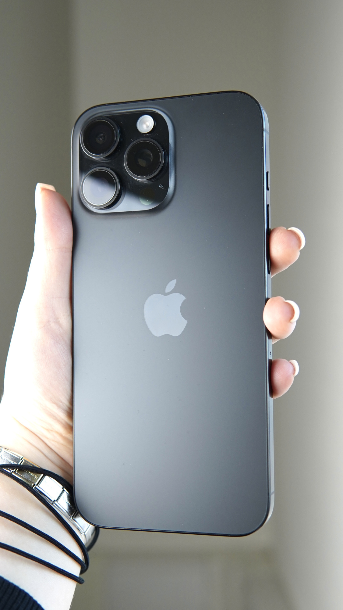 iPhone 16 Pro Max 256Gb Black Titanium (1 sim + eSIM / 100% / без коробки) - Б/У . . .