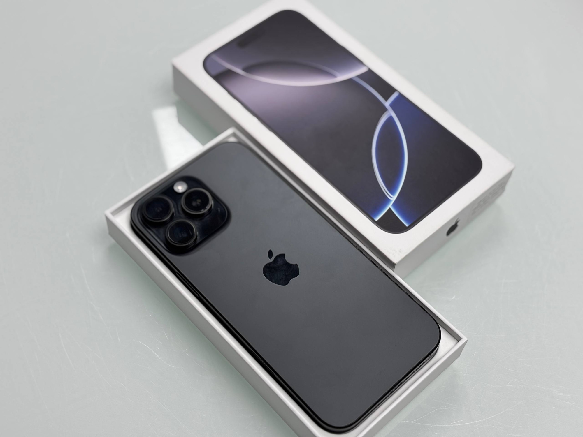 iPhone 16 Pro Max 256Gb Black Titanium (1 sim + eSIM / 100% / без коробки) - Б/У . . .