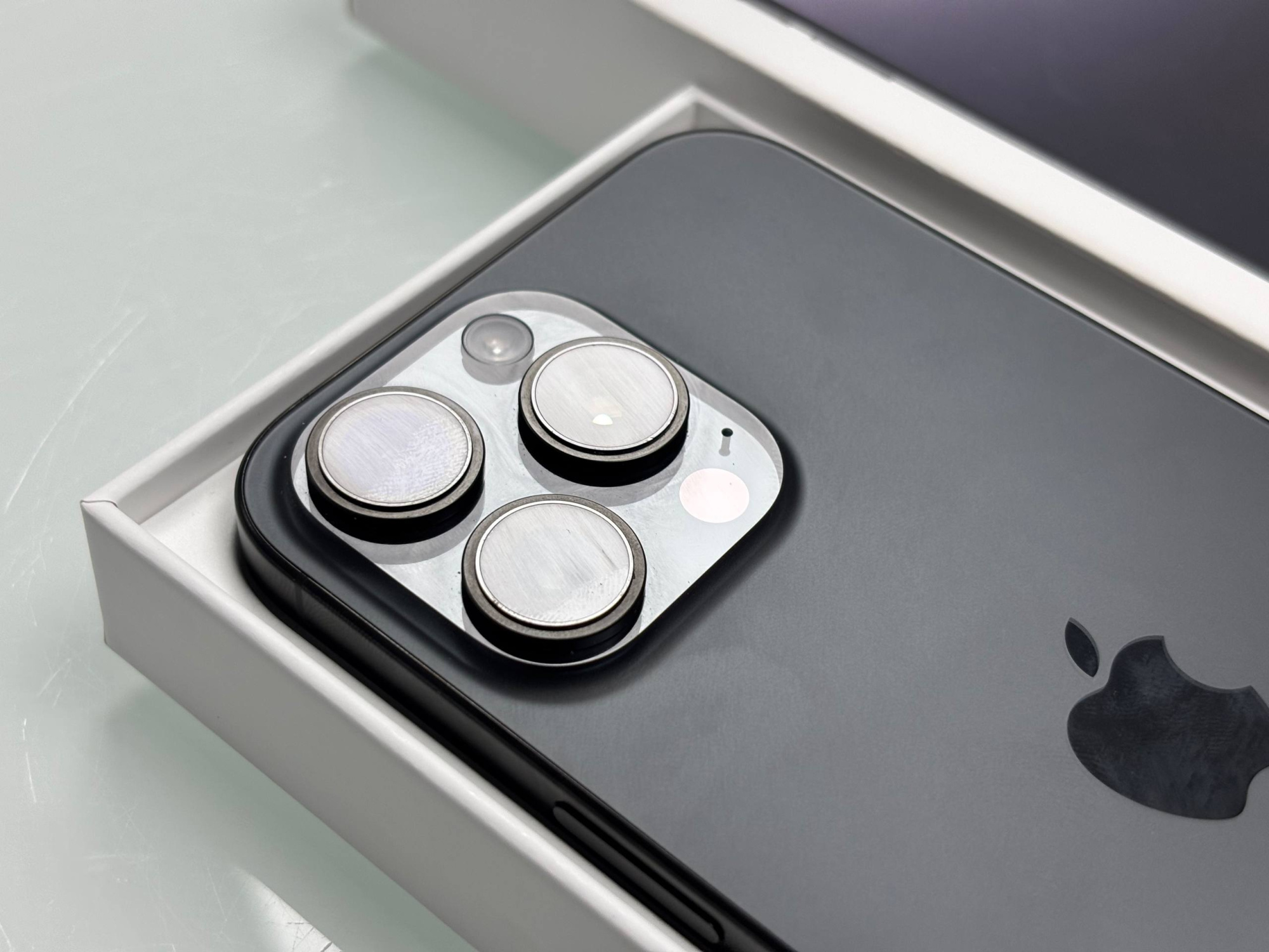 iPhone 16 Pro Max 256Gb Black Titanium (1 sim + eSIM / 100% / без коробки) - Б/У . . .