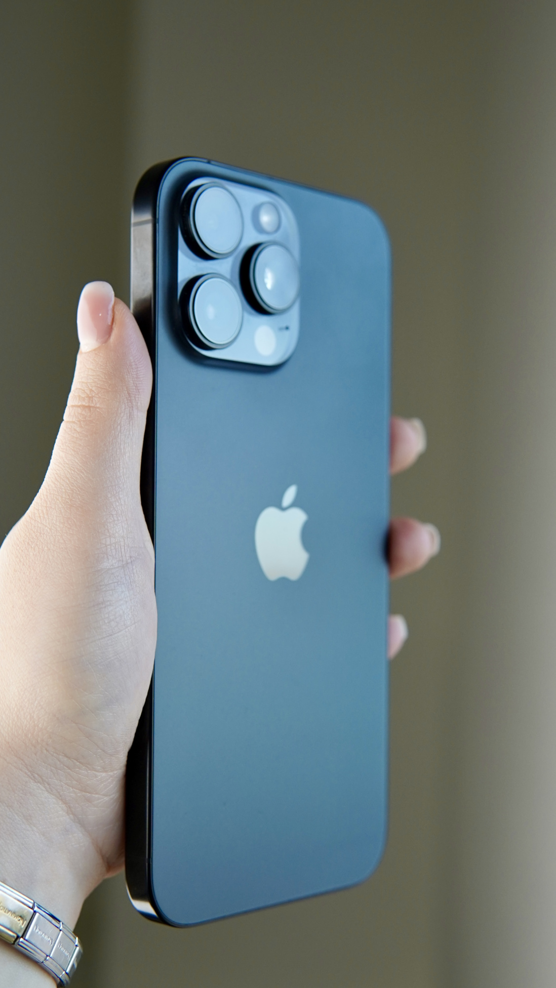 iPhone 16 Pro Max 256Gb Black Titanium (1 sim + eSIM / 100% / без коробки) - Б/У . . .